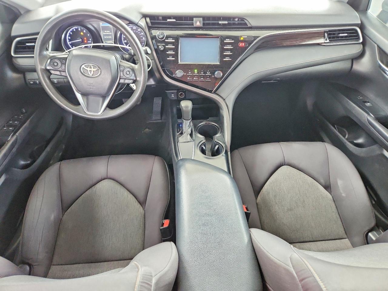 2019 Toyota Camry Le - zdjęcie 8