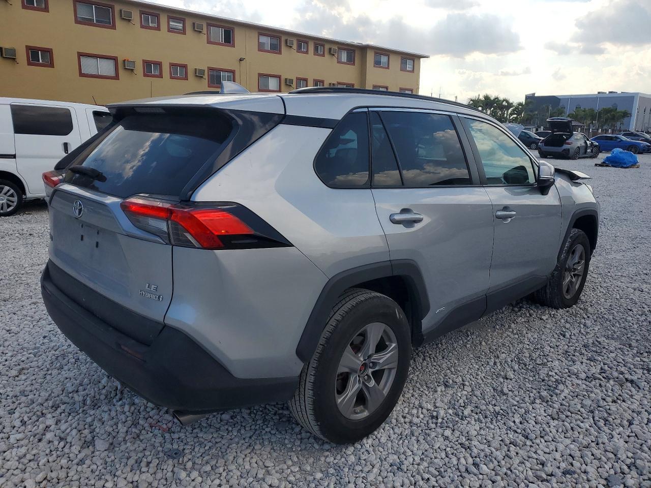 2024 Toyota Rav4 Hybrid Le - zdjęcie 3