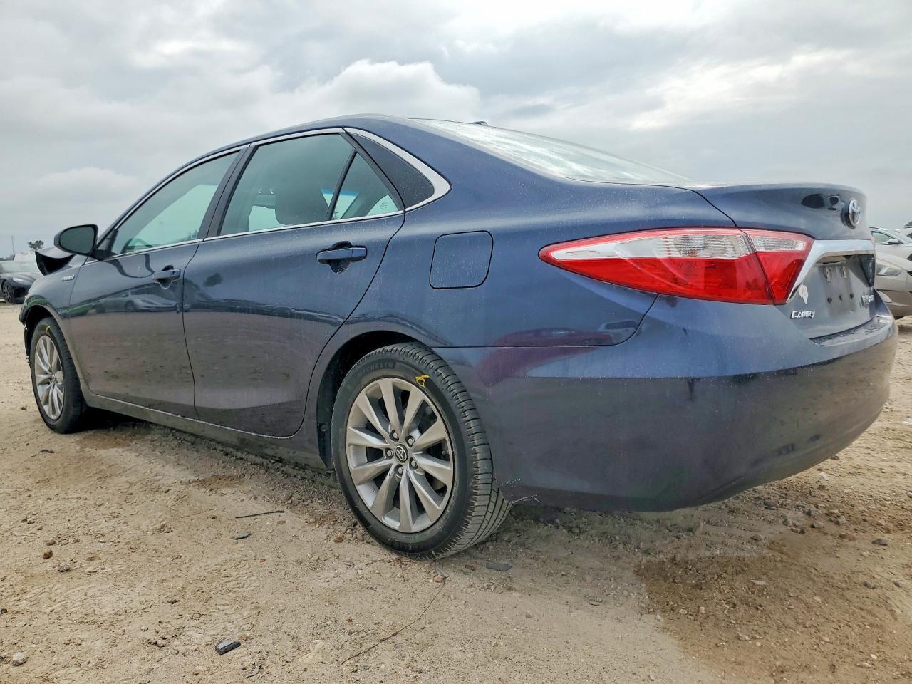 2017 Toyota Camry Hybrid - zdjęcie 2