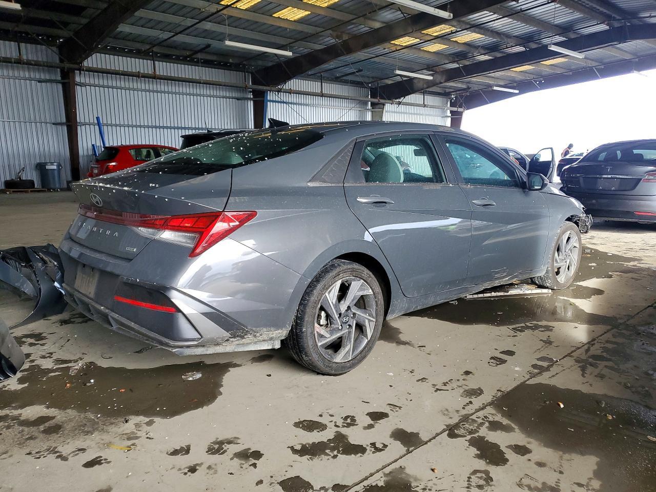 2025 Hyundai Elantra Limited - zdjęcie 3