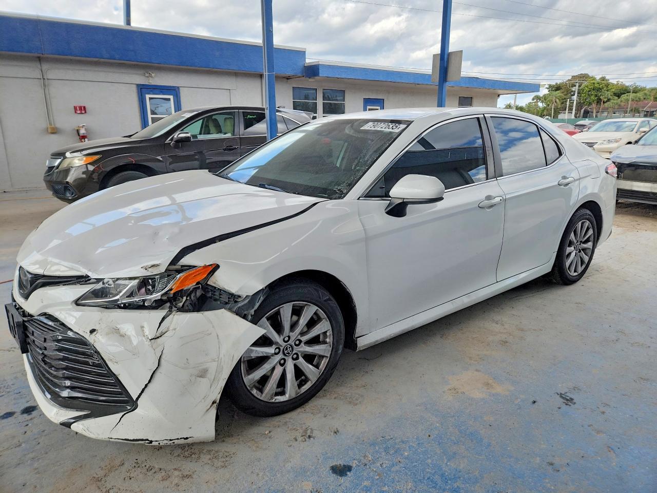 2019 Toyota Camry Le - zdjęcie główne