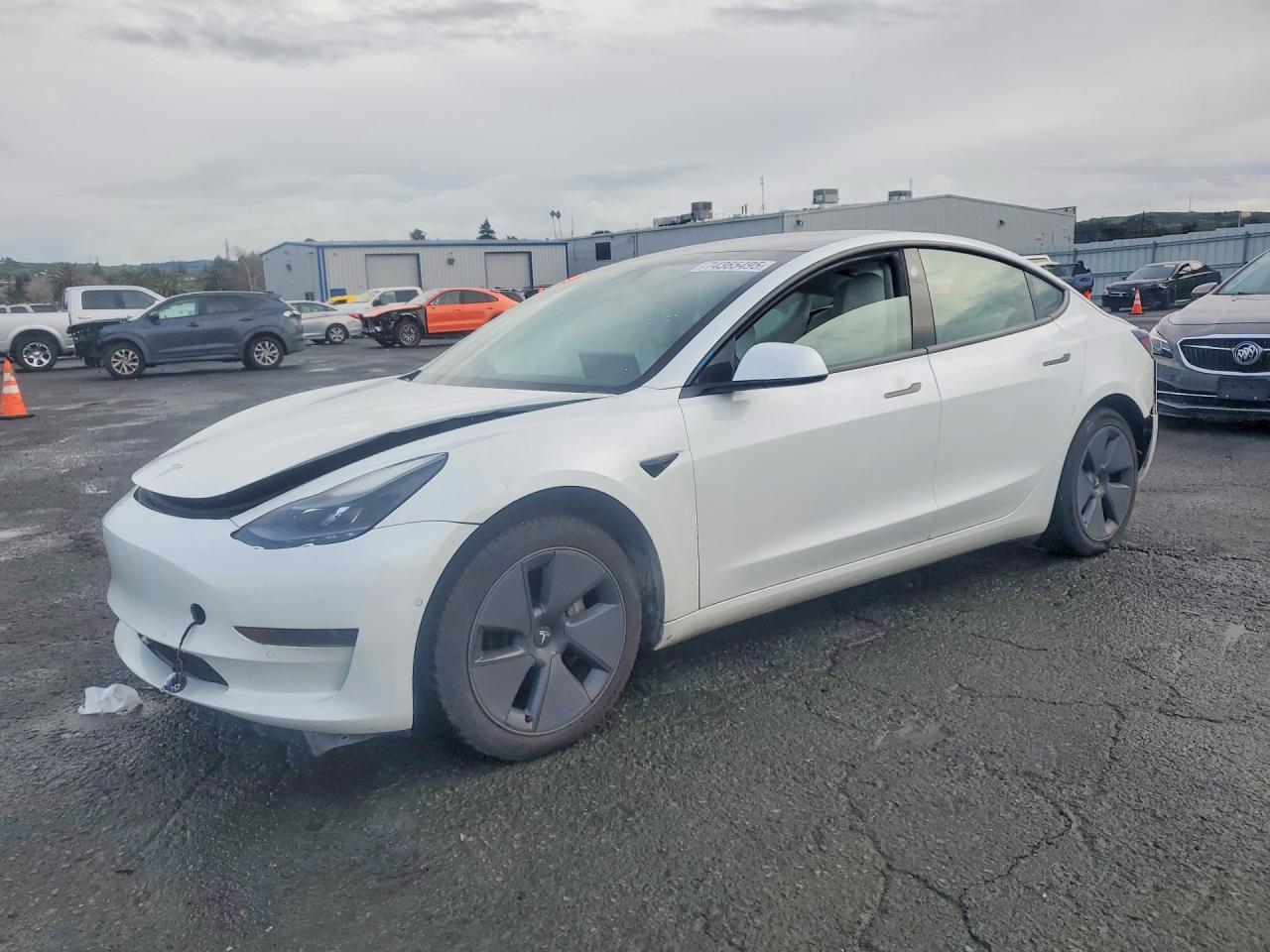2021 Tesla Model 3 - zdjęcie główne