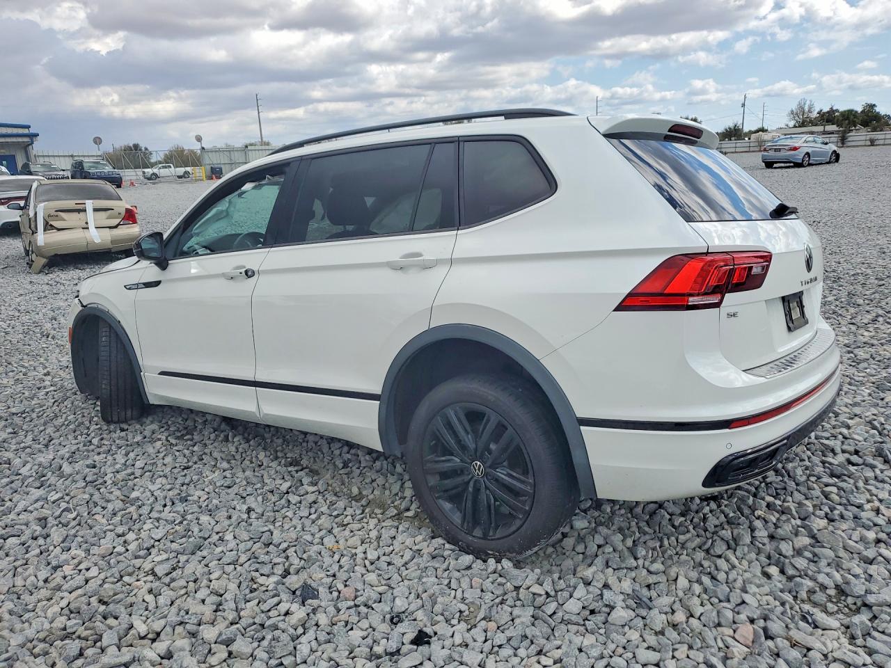 2022 Volkswagen Tiguan Se R-Line Black - zdjęcie 2