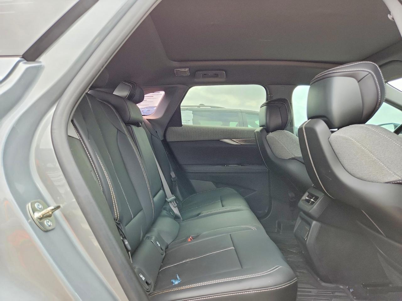 2025 Cadillac Optiq Sport - zdjęcie 11