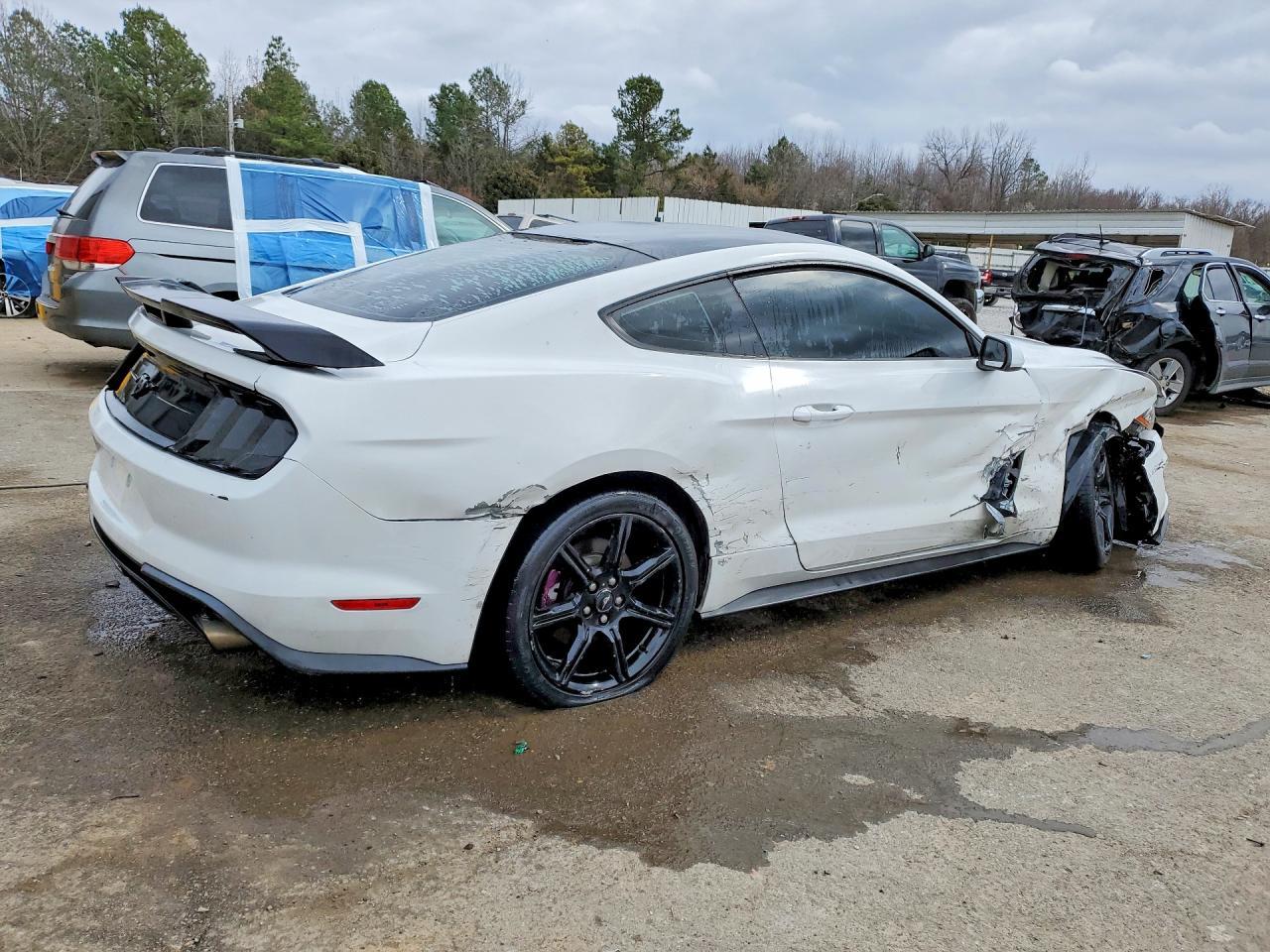 Ford Mustang - zdjęcie 3