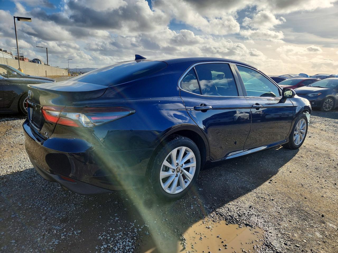 2022 Toyota Camry Le - zdjęcie 3