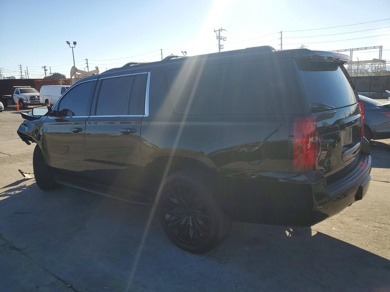 2019 Chevrolet Suburban C1500 Lt - zdjęcie 2
