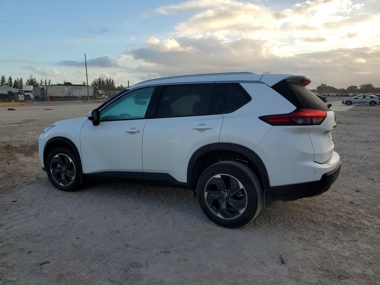 2024 Nissan Rogue Sv - zdjęcie 2