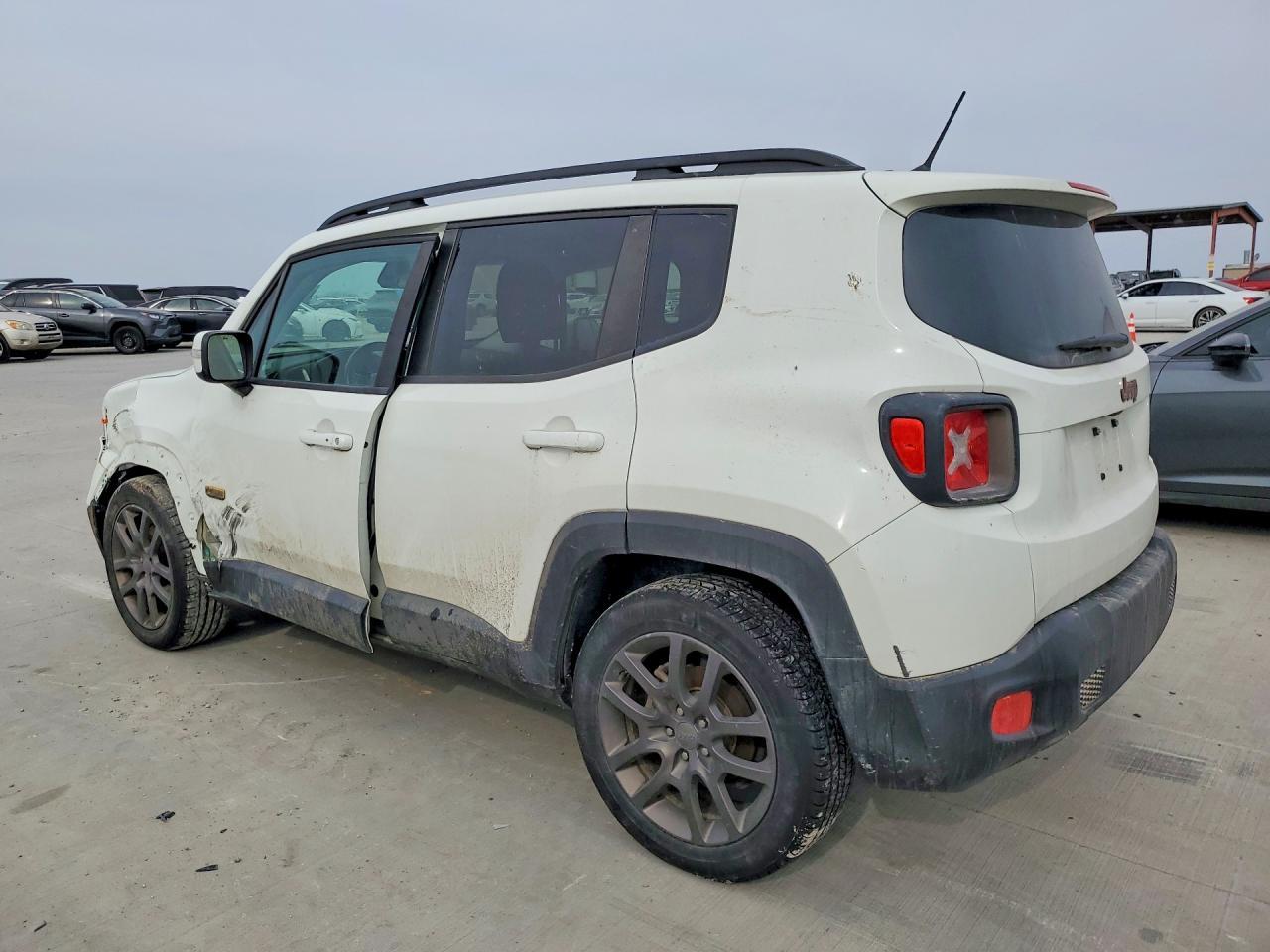 2016 Jeep Renegade Latitude - zdjęcie 2