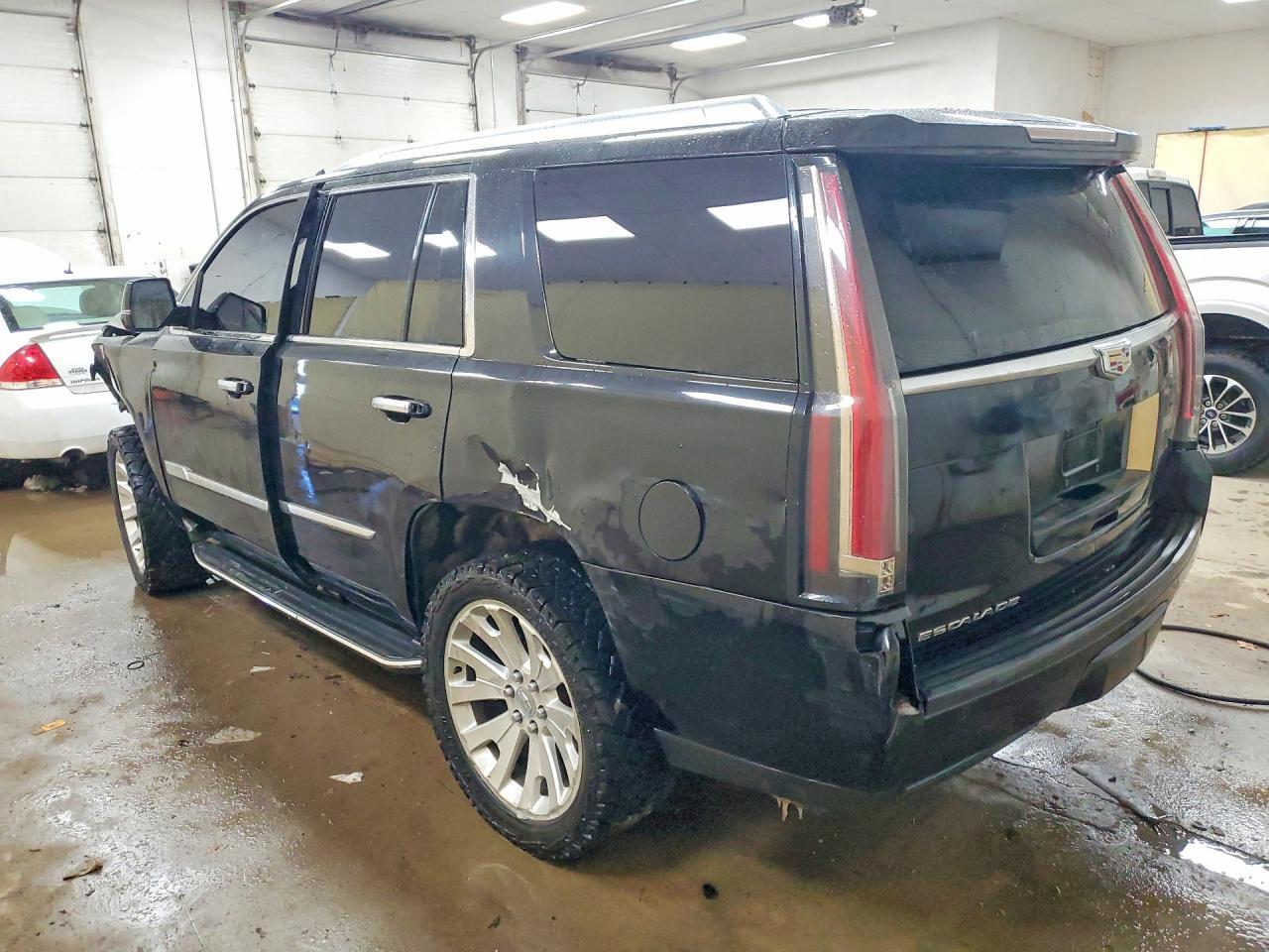 2016 Cadillac Escalade Luxury - zdjęcie 2