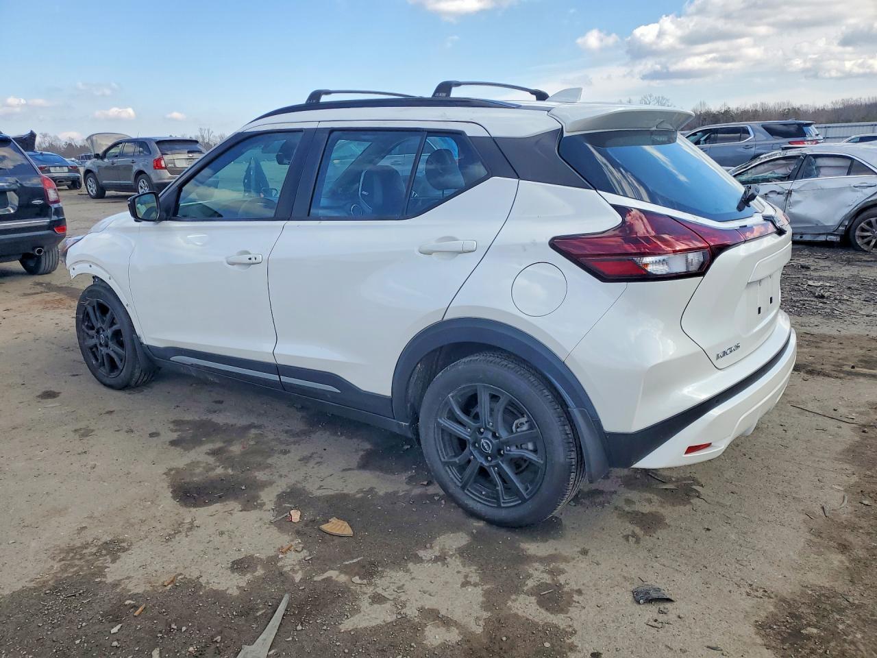 2023 Nissan Kicks Sr - zdjęcie 2