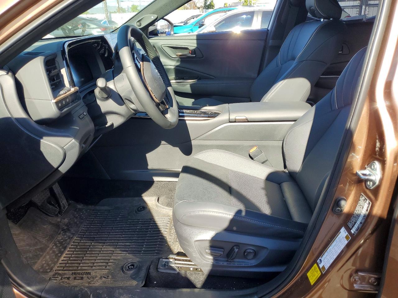 2025 Toyota Crown Signia Limited - zdjęcie 7