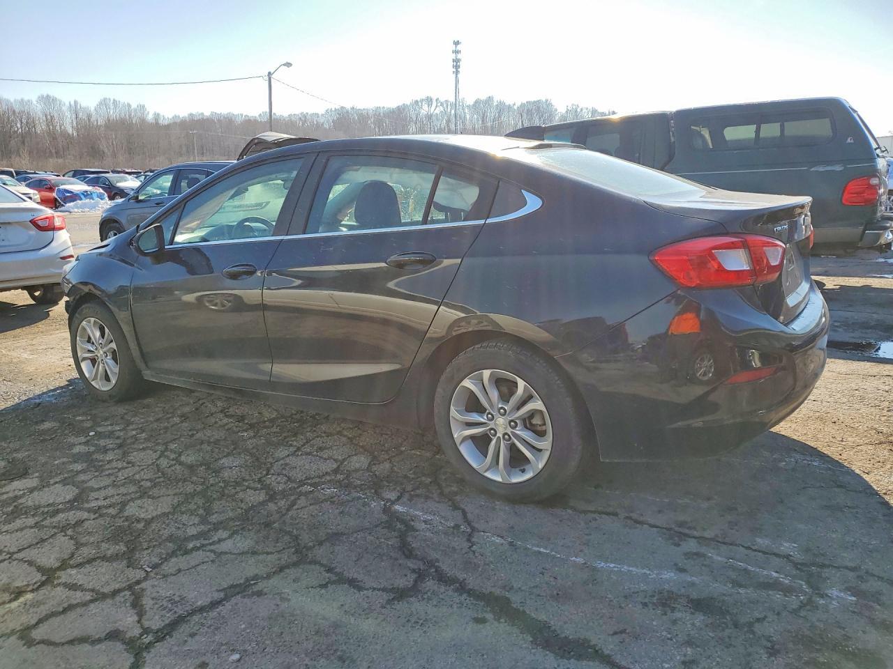 2019 Chevrolet Cruze Lt - zdjęcie 2
