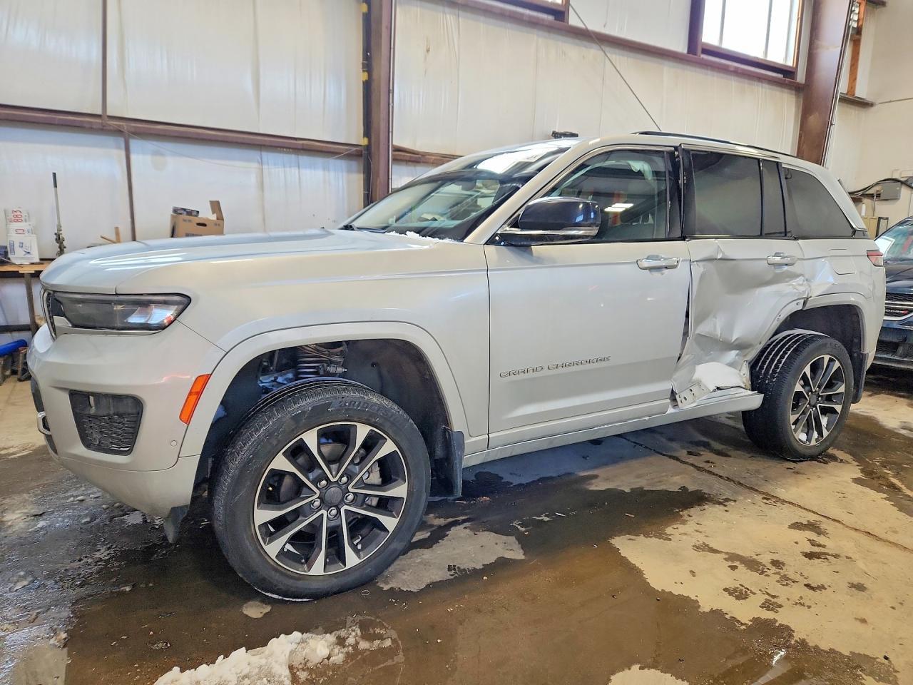 2023 Jeep Grand Cherokee Overland - zdjęcie główne