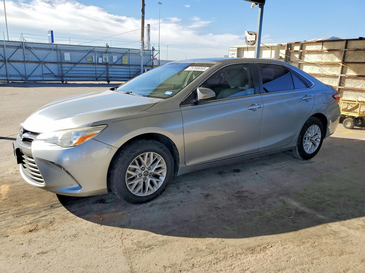 2017 Toyota Camry Le - zdjęcie główne
