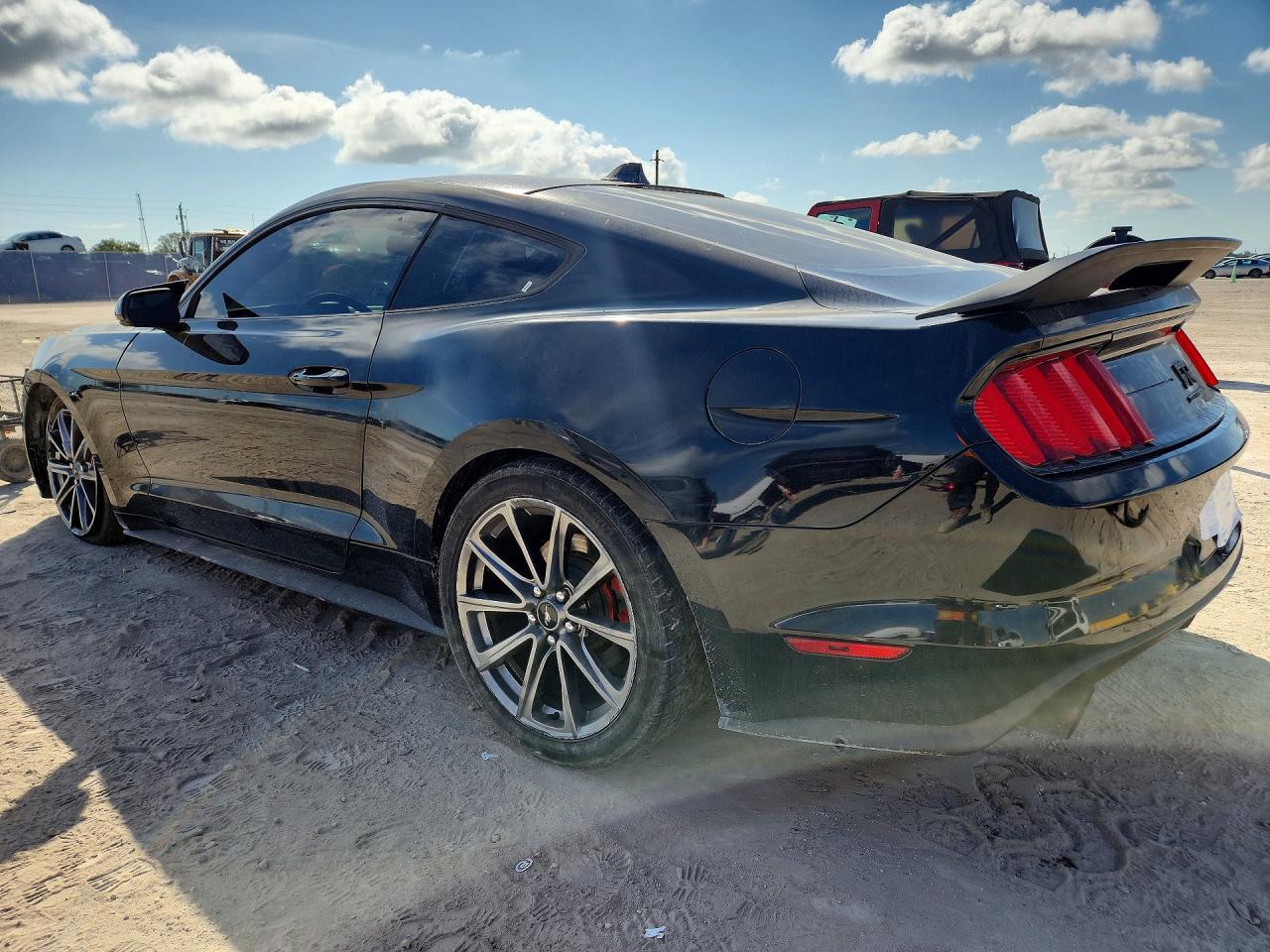 2015 Ford Mustang - zdjęcie 2