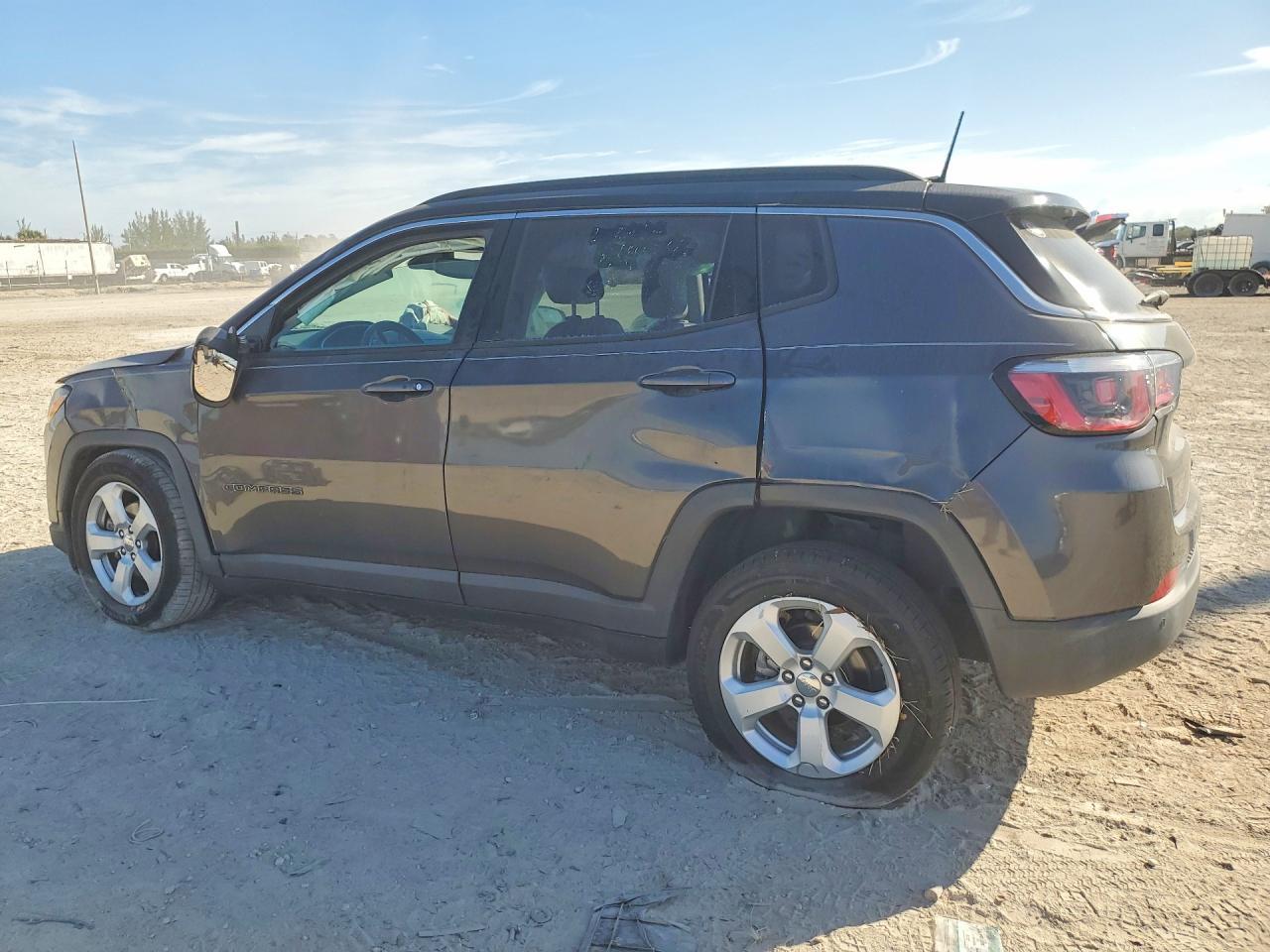 2018 Jeep Compass Latitude - zdjęcie 2