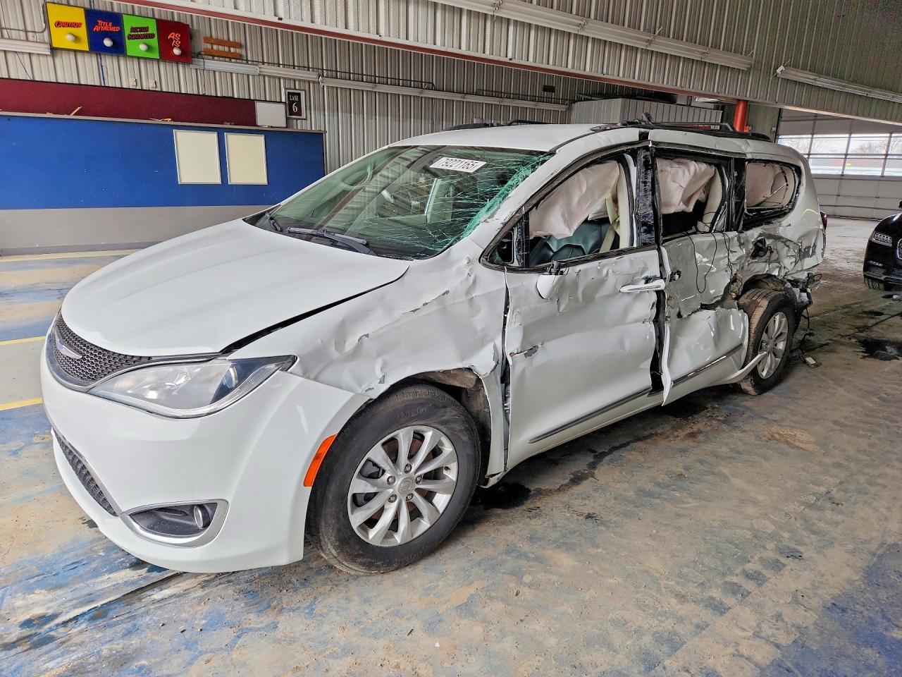 2019 Chrysler Pacifica Touring L - zdjęcie główne
