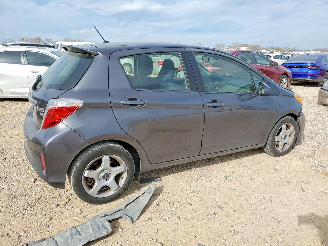 2014 Toyota Yaris 5-Door Se - zdjęcie 3