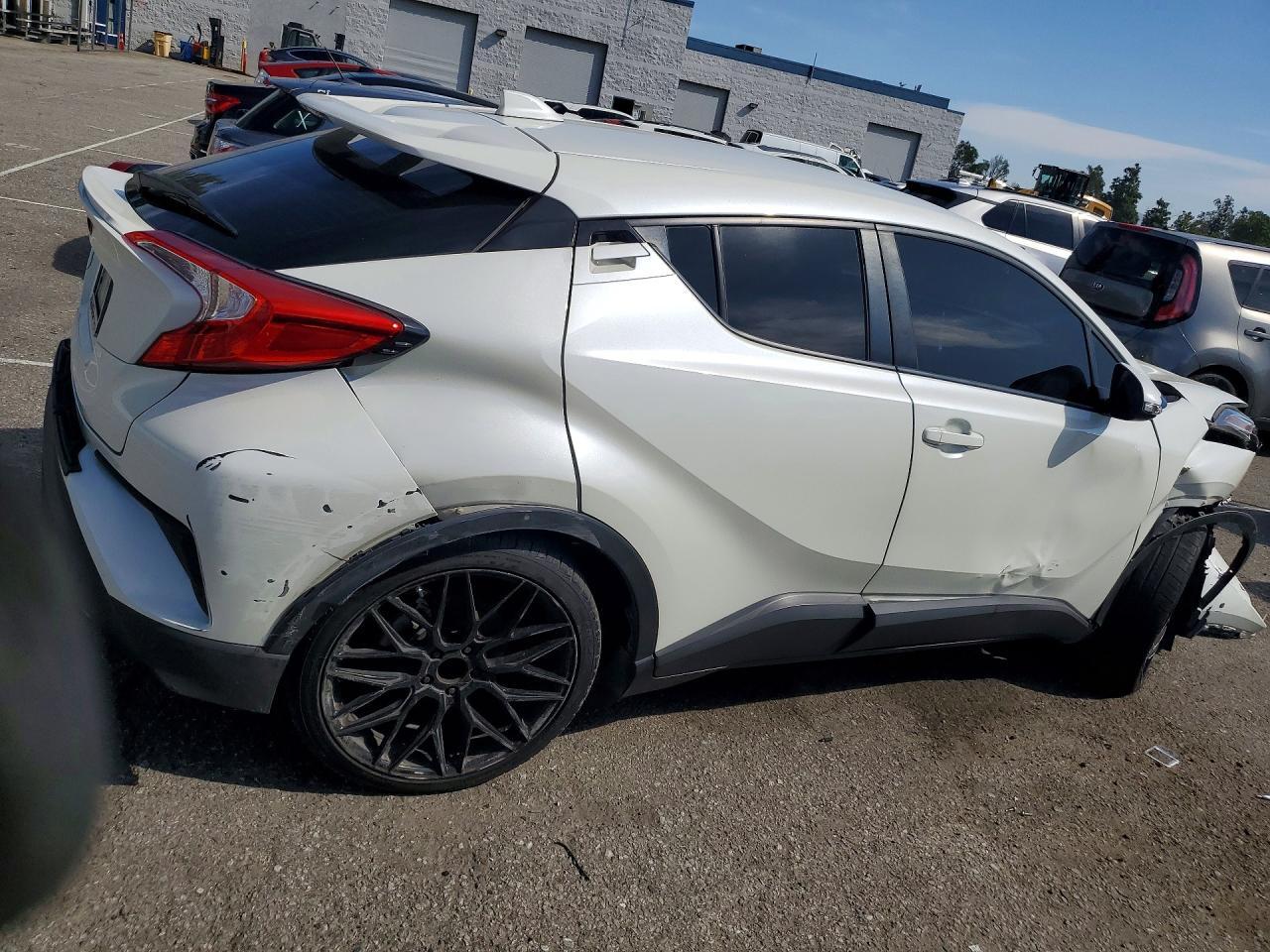 2020 Toyota C-Hr Xle - zdjęcie 3