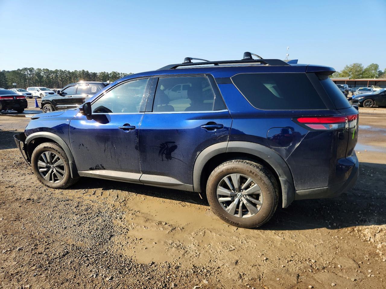 2022 Nissan Pathfinder Sv - zdjęcie 2