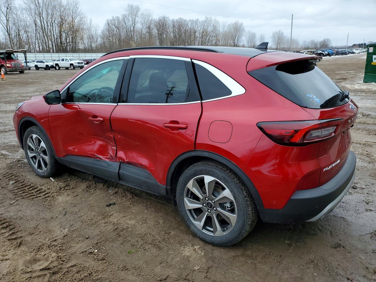 2023 Ford Escape Platinum - zdjęcie 2