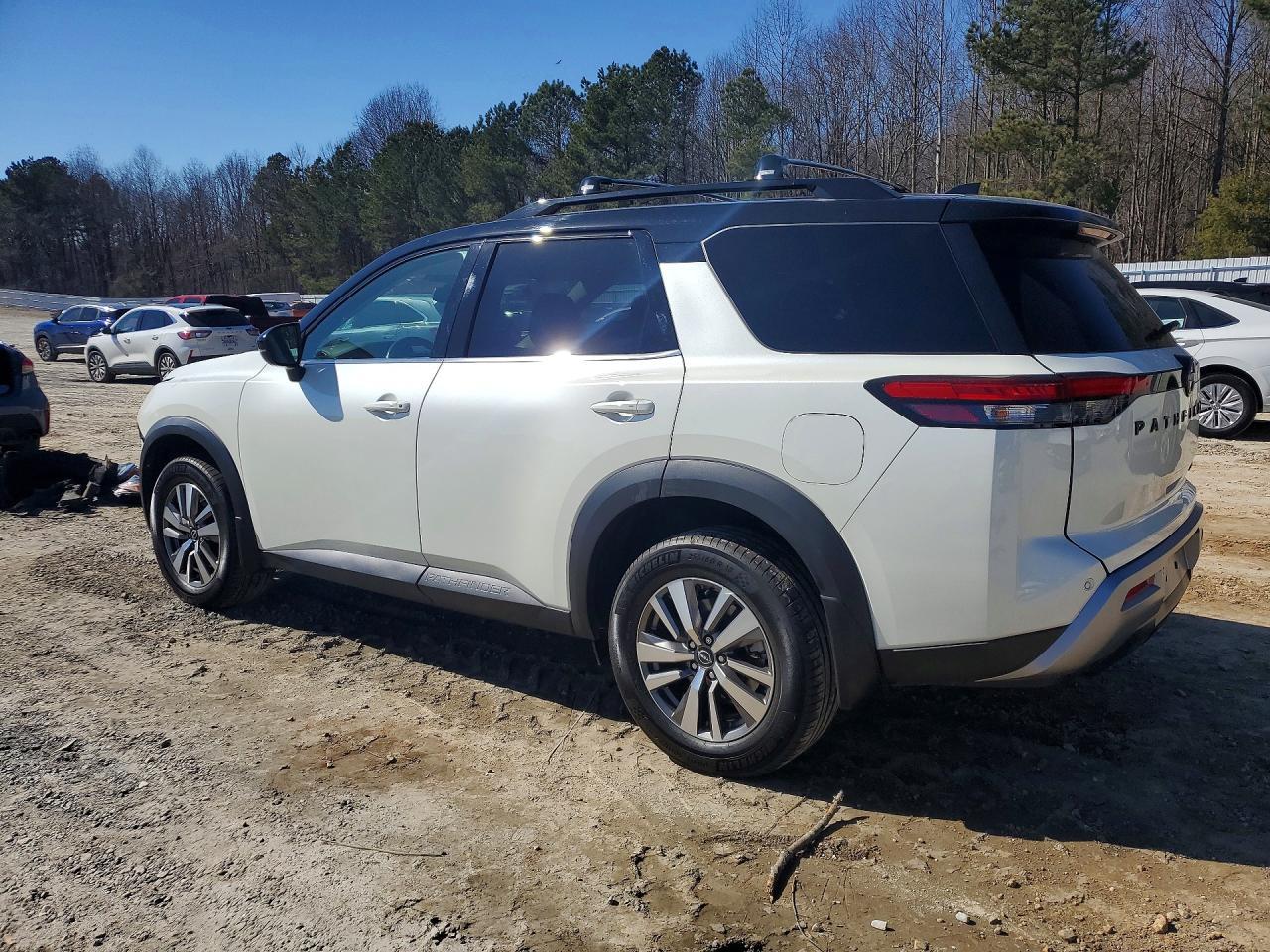 2022 Nissan Pathfinder Sl - zdjęcie 2