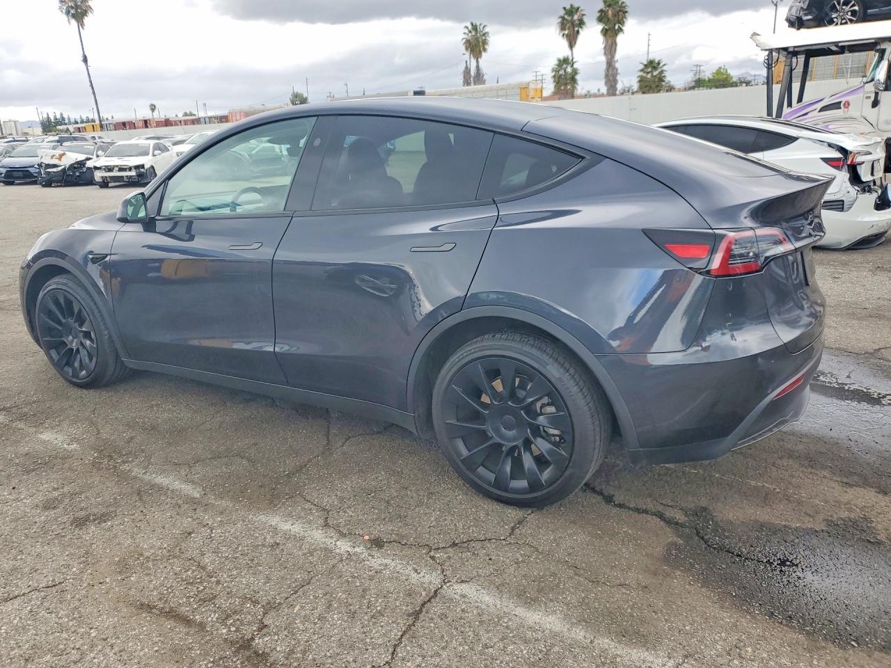 2024 Tesla Model Y - zdjęcie 2