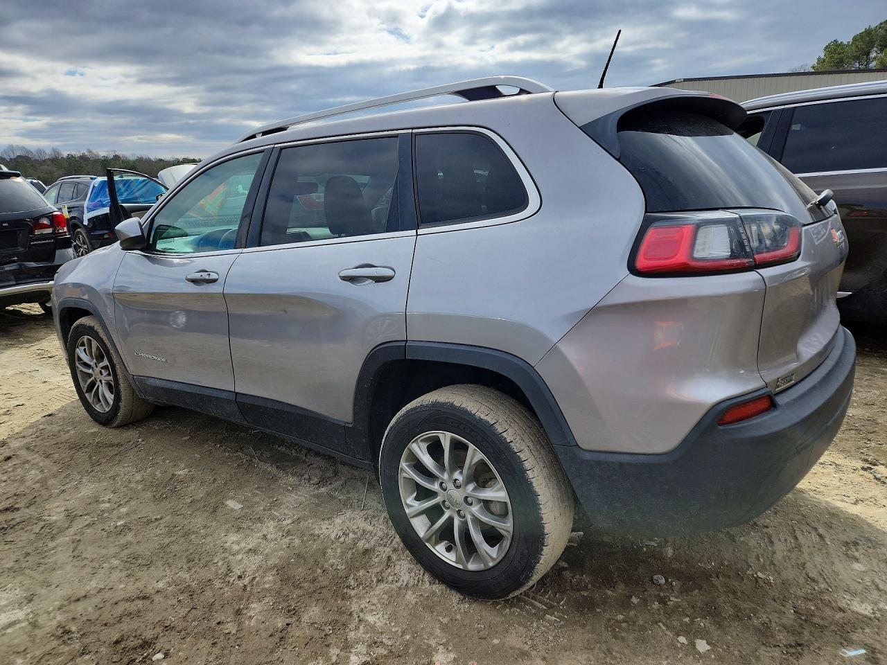 2019 Jeep Cherokee Latitude Plus - zdjęcie 2