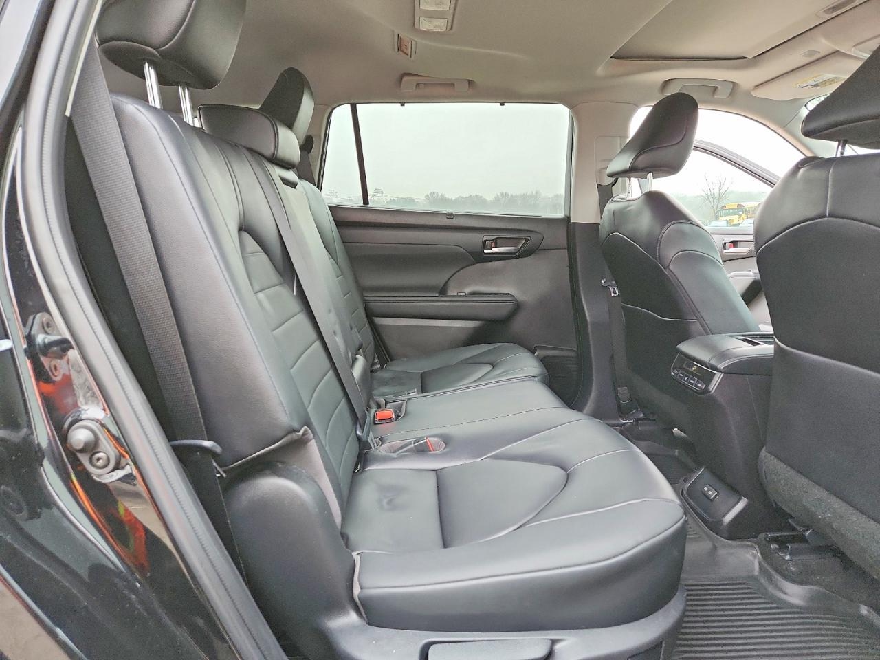2023 Toyota Highlander L - zdjęcie 11