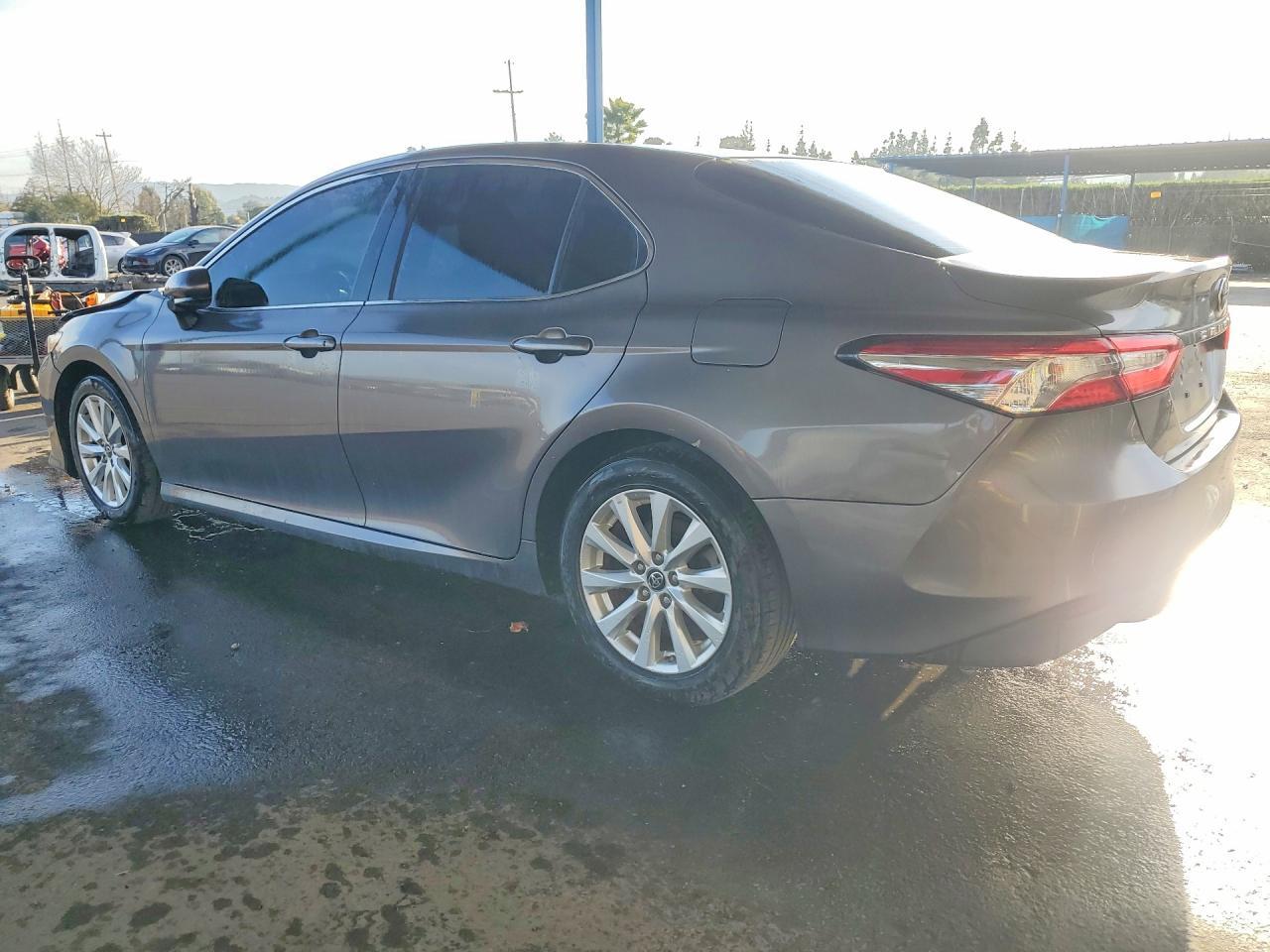 2018 Toyota Camry Le - zdjęcie 2