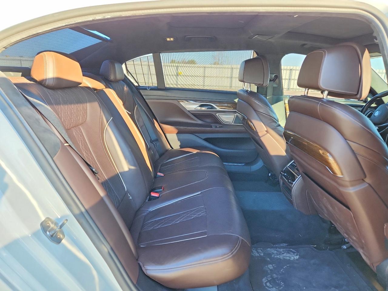 2016 BMW 740 I - zdjęcie 10