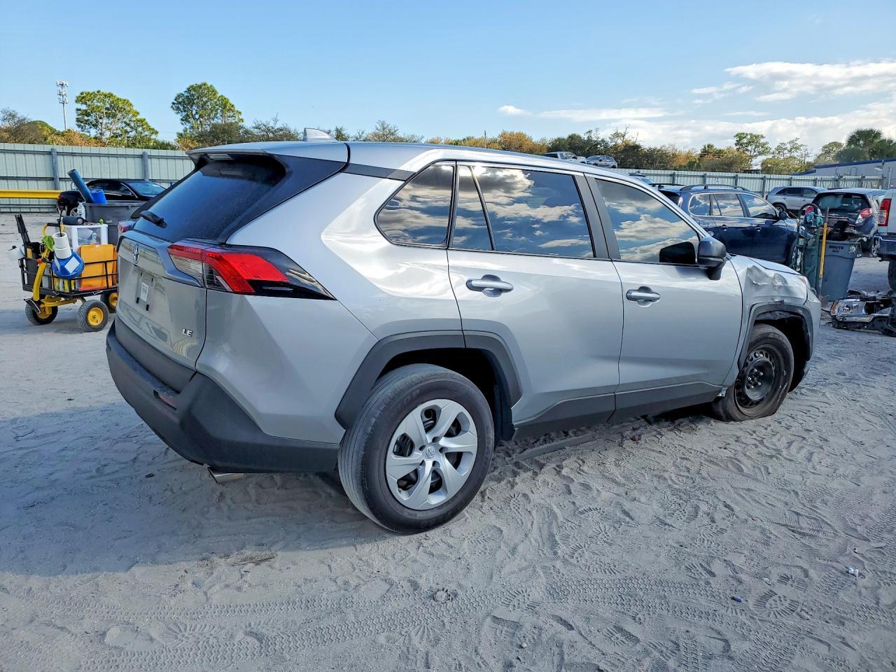 2025 Toyota Rav4 Le - zdjęcie 3