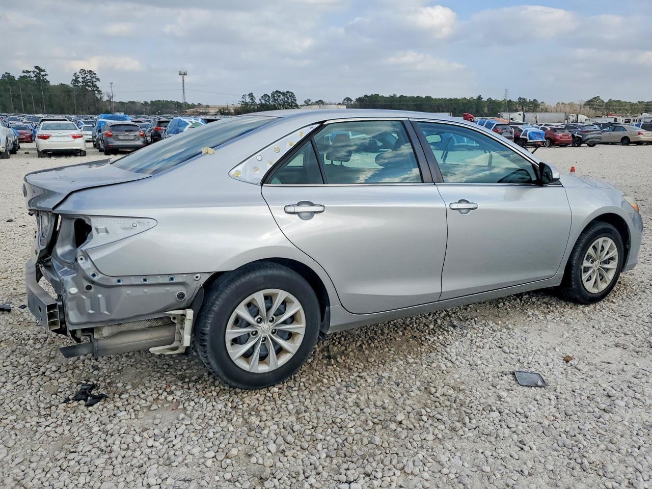 2017 Toyota Camry Le - zdjęcie 3
