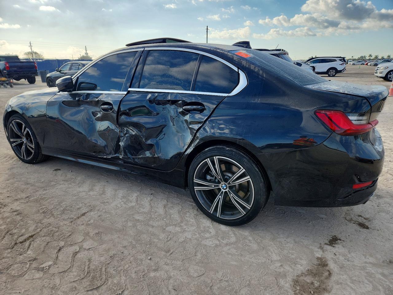 2022 BMW 330I - zdjęcie 2