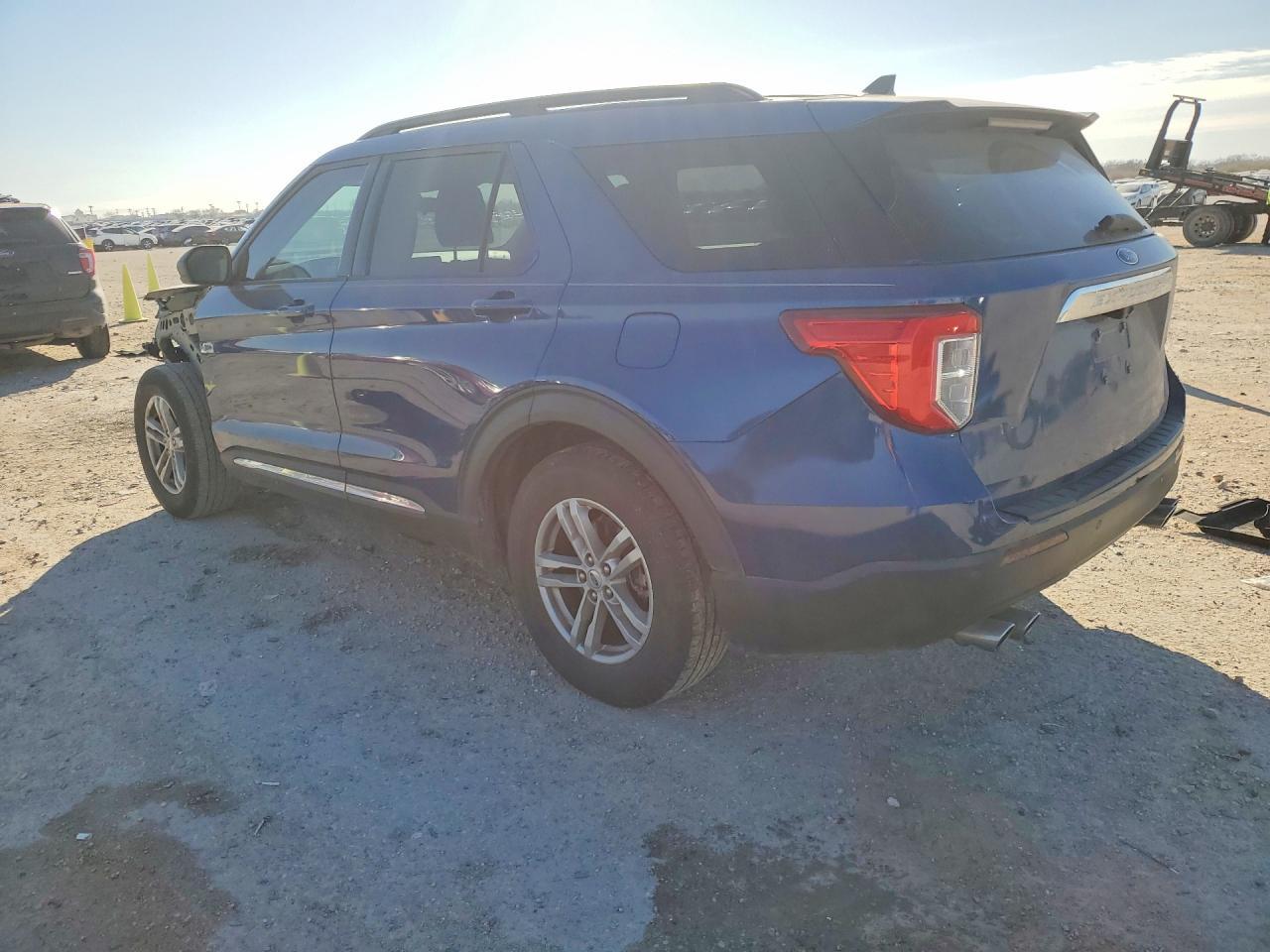 2021 Ford Explorer Xlt - zdjęcie 2