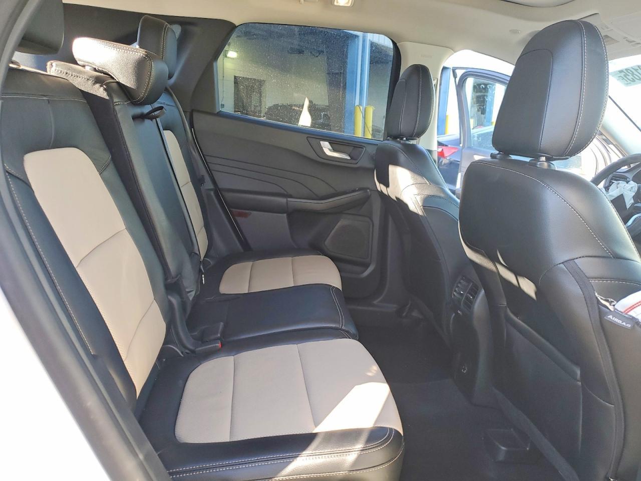 2022 Ford Escape Titanium - zdjęcie 11