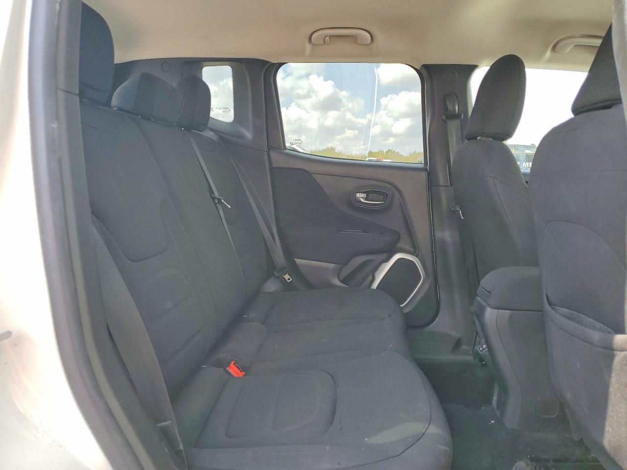 2018 Jeep Renegade Latitude - zdjęcie 10