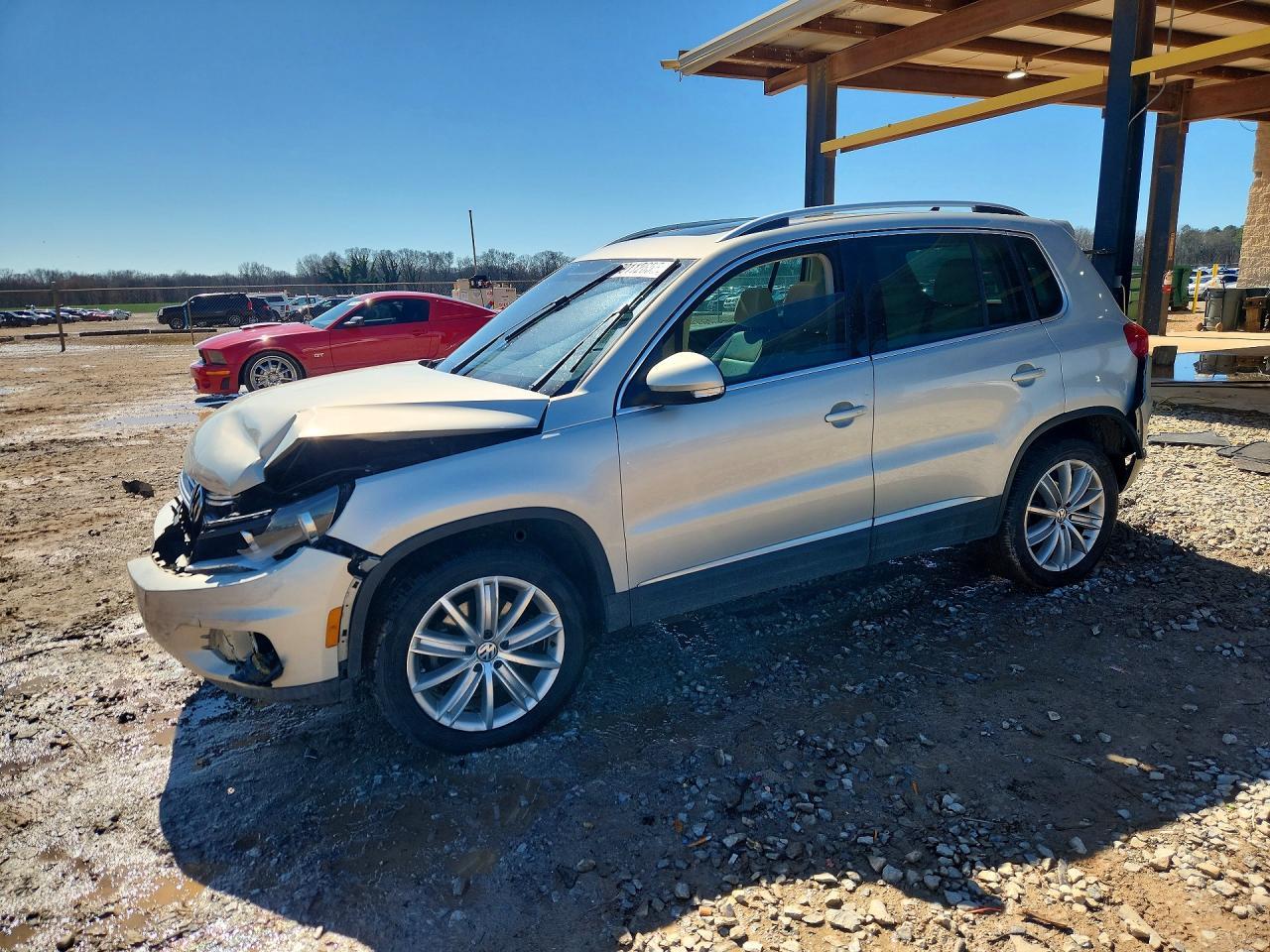 2014 Volkswagen Tiguan S - zdjęcie główne
