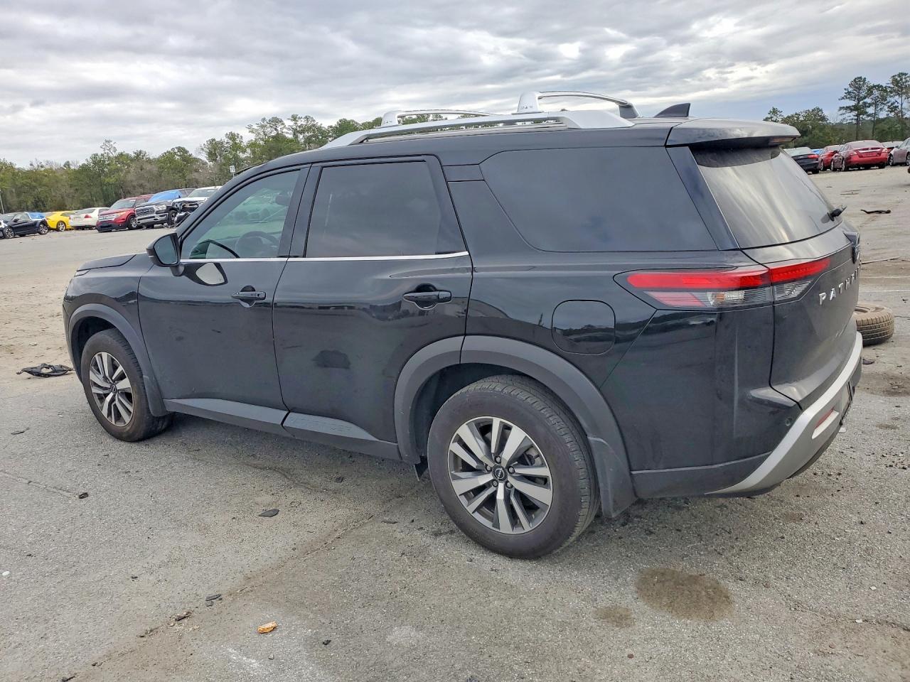 2023 Nissan Pathfinder Sl - zdjęcie 2