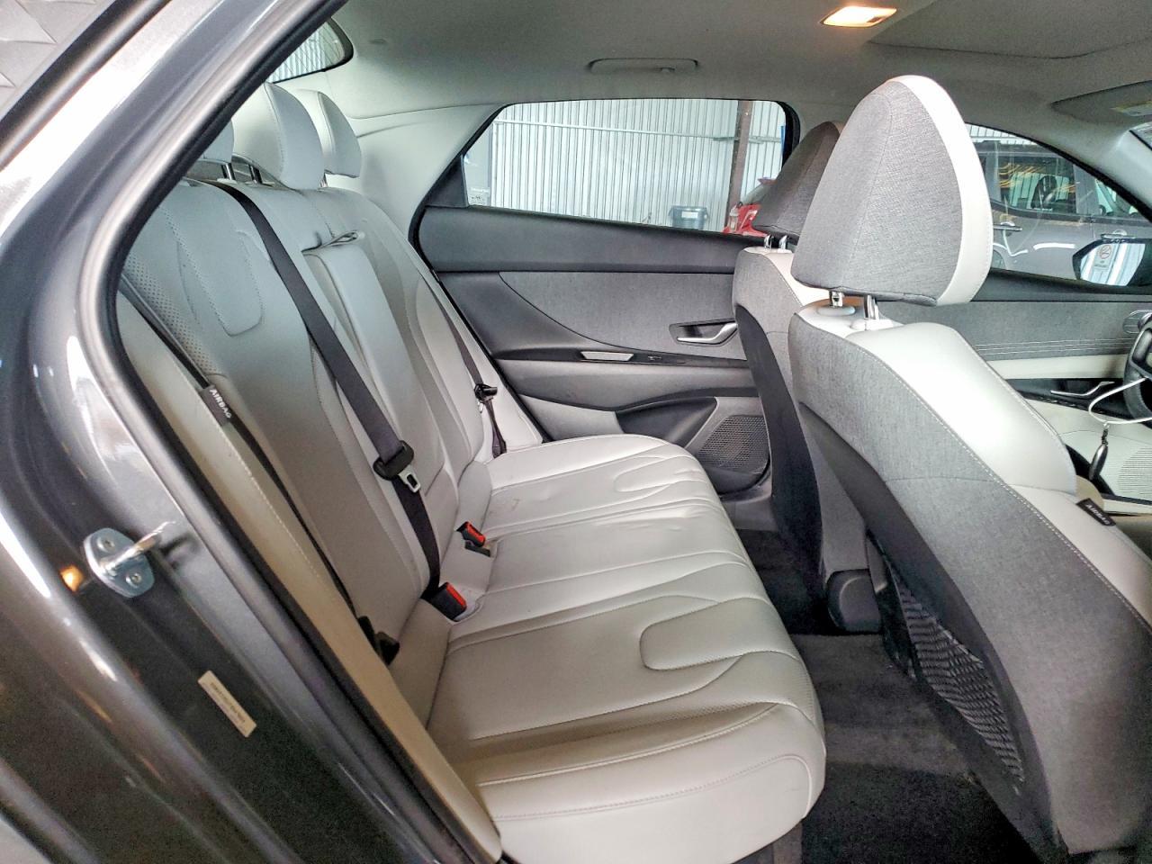 2025 Hyundai Elantra Limited - zdjęcie 10