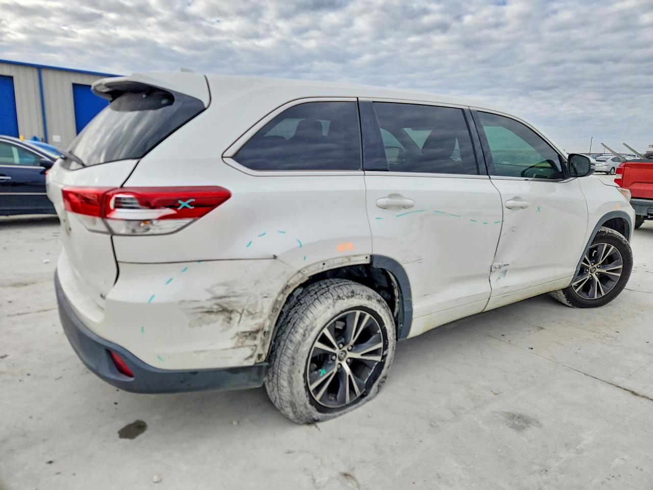 2017 Toyota Highlander Le - zdjęcie 3