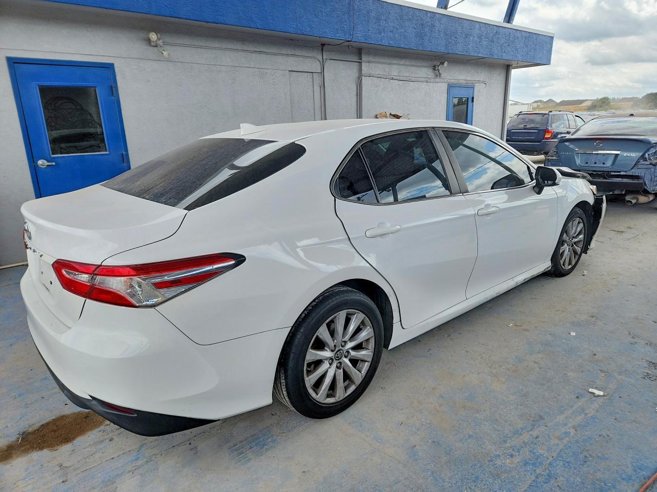 2019 Toyota Camry Le - zdjęcie 3