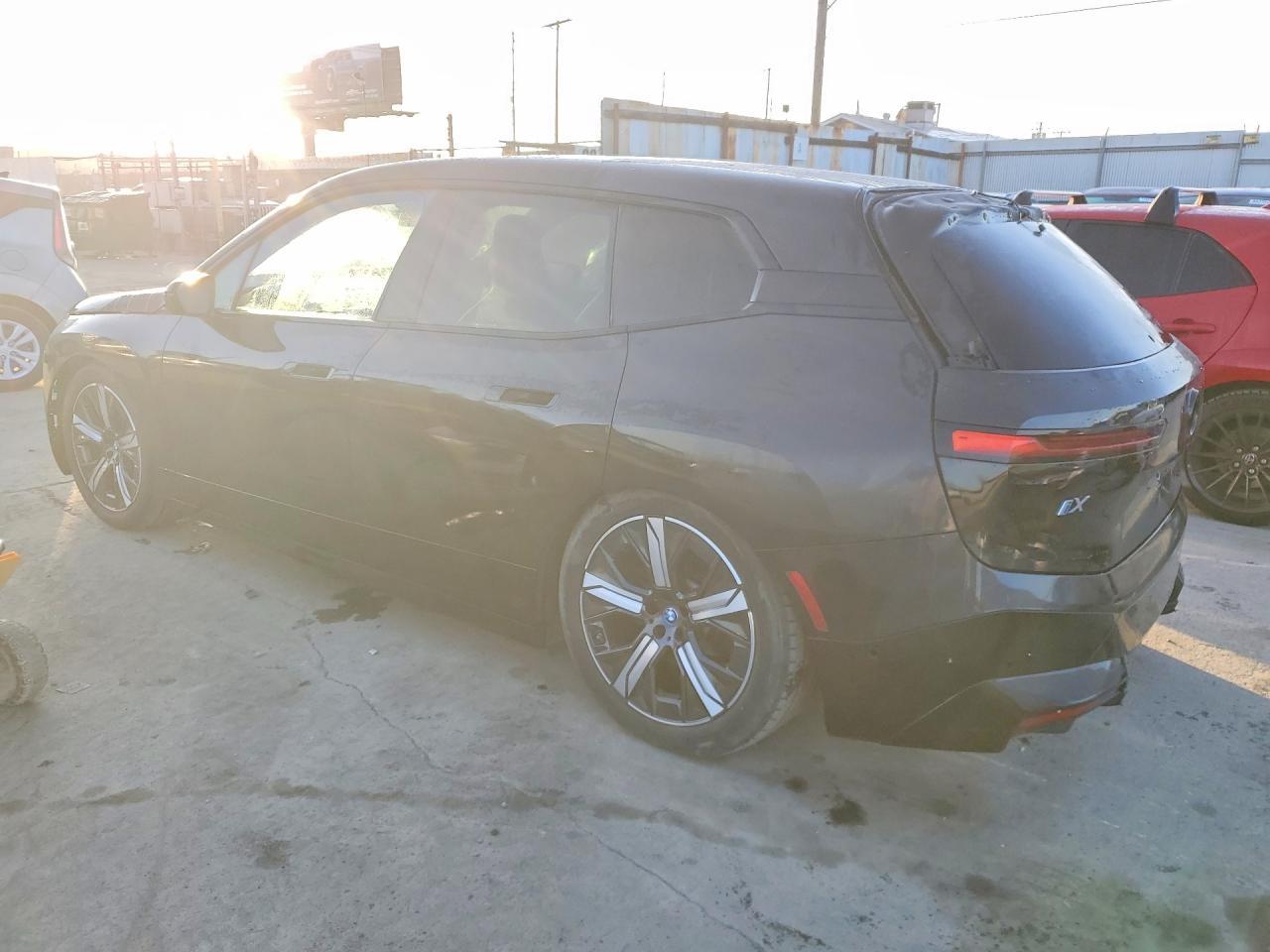2022 BMW Ix xDrive50 - zdjęcie 2
