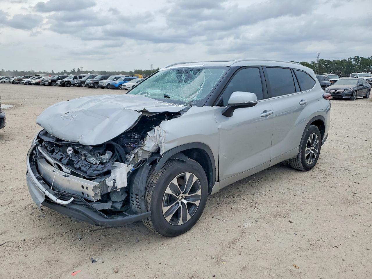 2025 Toyota Highlander Le - zdjęcie główne