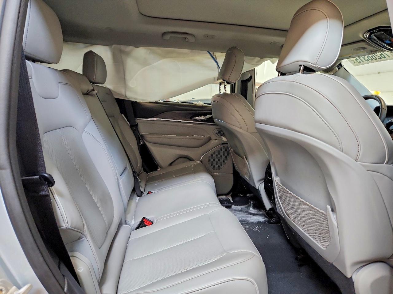 2023 Jeep Grand Cherokee Overland - zdjęcie 11