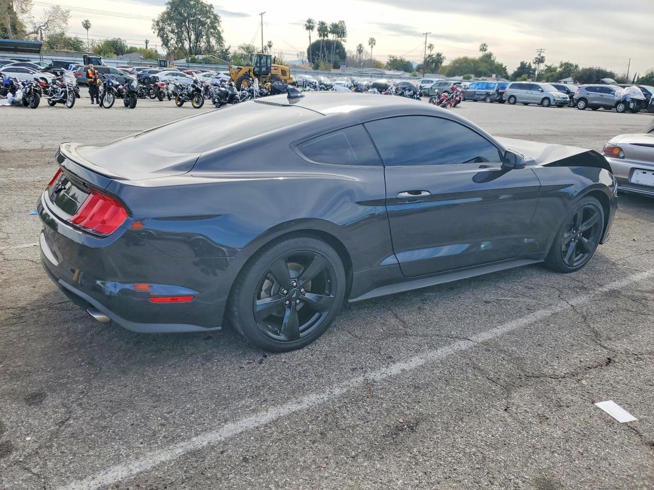 2022 Ford Mustang - zdjęcie 3