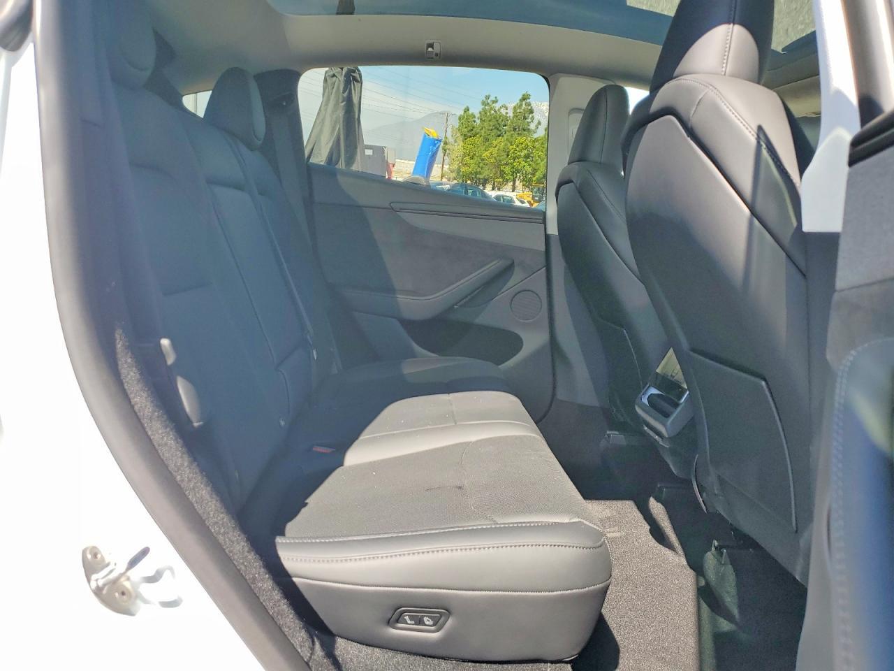 2026 Tesla Model Y - zdjęcie 10