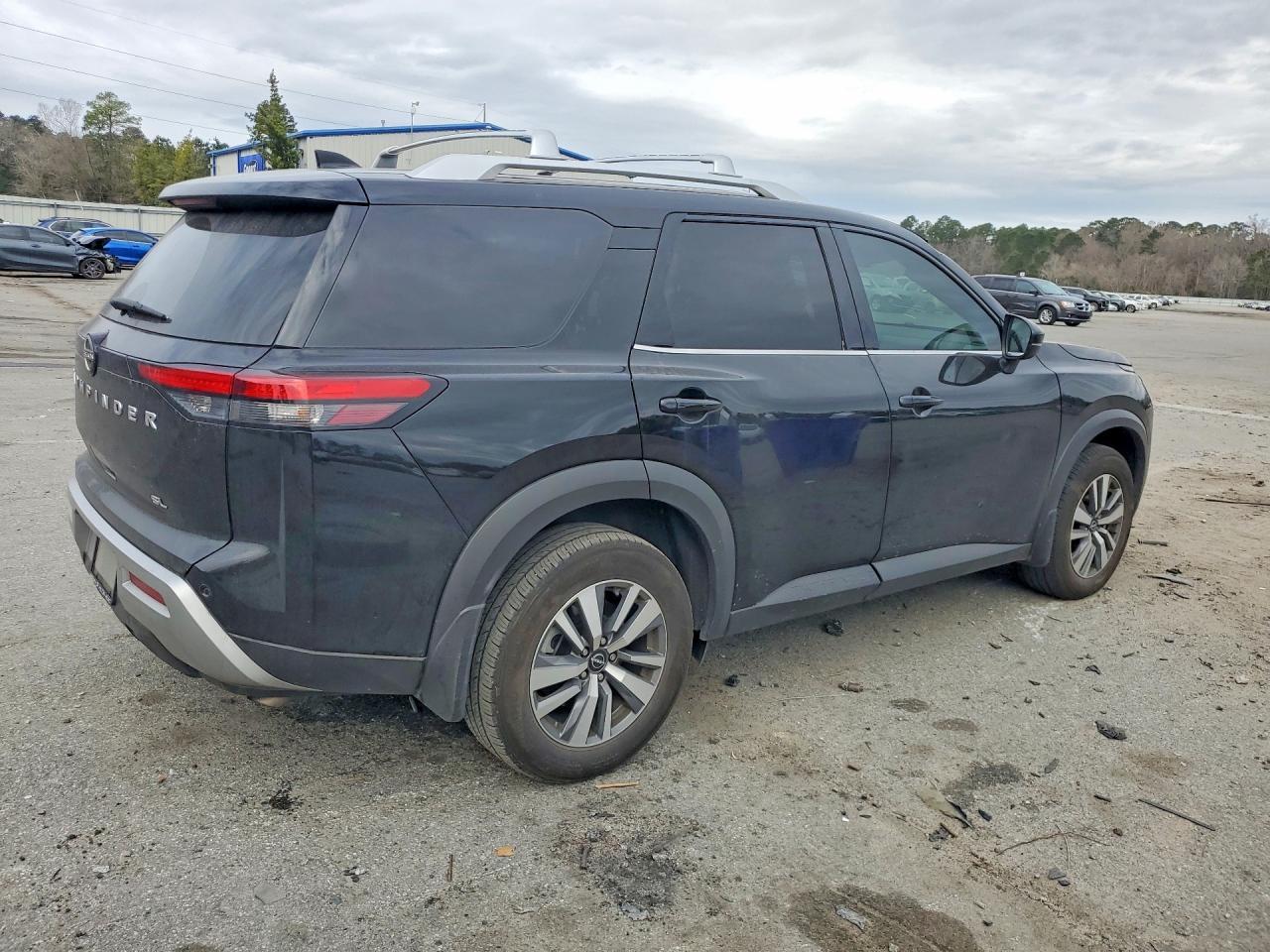 2023 Nissan Pathfinder Sl - zdjęcie 3