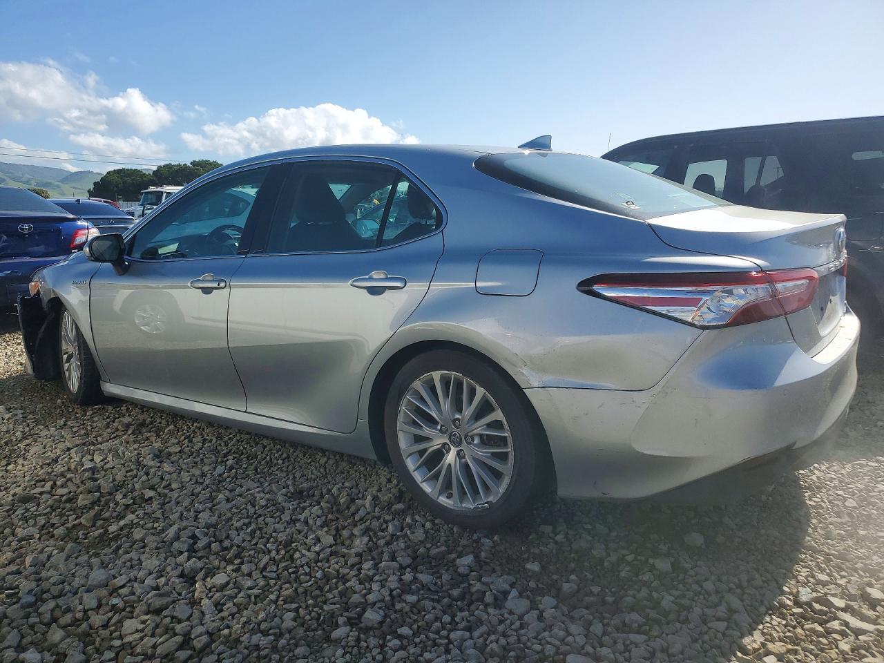 2018 Toyota Camry Hybrid - zdjęcie 2